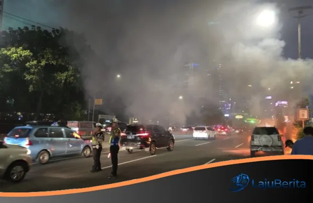 Insiden Horor di Tol Semanggi: Kronologi Terbakarnya Mobil Terios di Tengah Kemacetan Jakarta