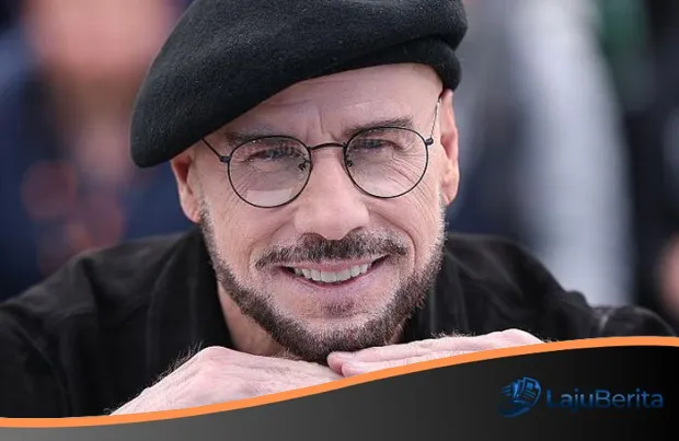Gaya Ikonik John Travolta: Makna di Balik Topi Baret dan Debut Sutradara di Usia 72 Tahun