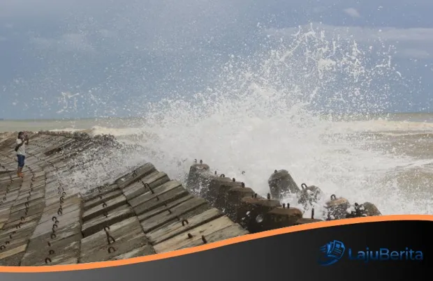 Waspada! Gelombang Tinggi Hingga 4 Meter Mengintai Perairan Indonesia: Panduan Keselamatan Pelayaran dari BMKG