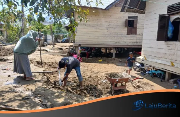 Berjibaku dengan Lumpur, Warga Pidie Jaya Kembali Bersihkan Rumah Pasca Banjir Berulang
