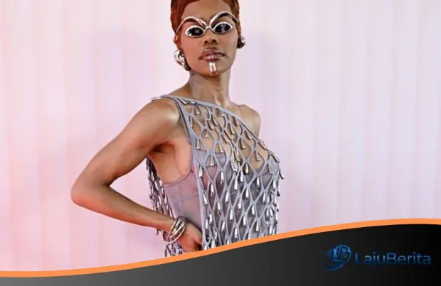 Eksentrik nan Futuristik: Teyana Taylor Guncang Revolve Festival dengan Tren Kacamata Unik
