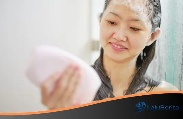 Panduan Lengkap Keramas Anti Ketombe bagi Pengguna Helm: Tips Sehat dari Ahlinya